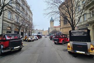 Vyhlídkové jízdy „pseudoveterány“ Prahou se povinnostem pro taxi vyhýbají členstvím v klubu - Novinky